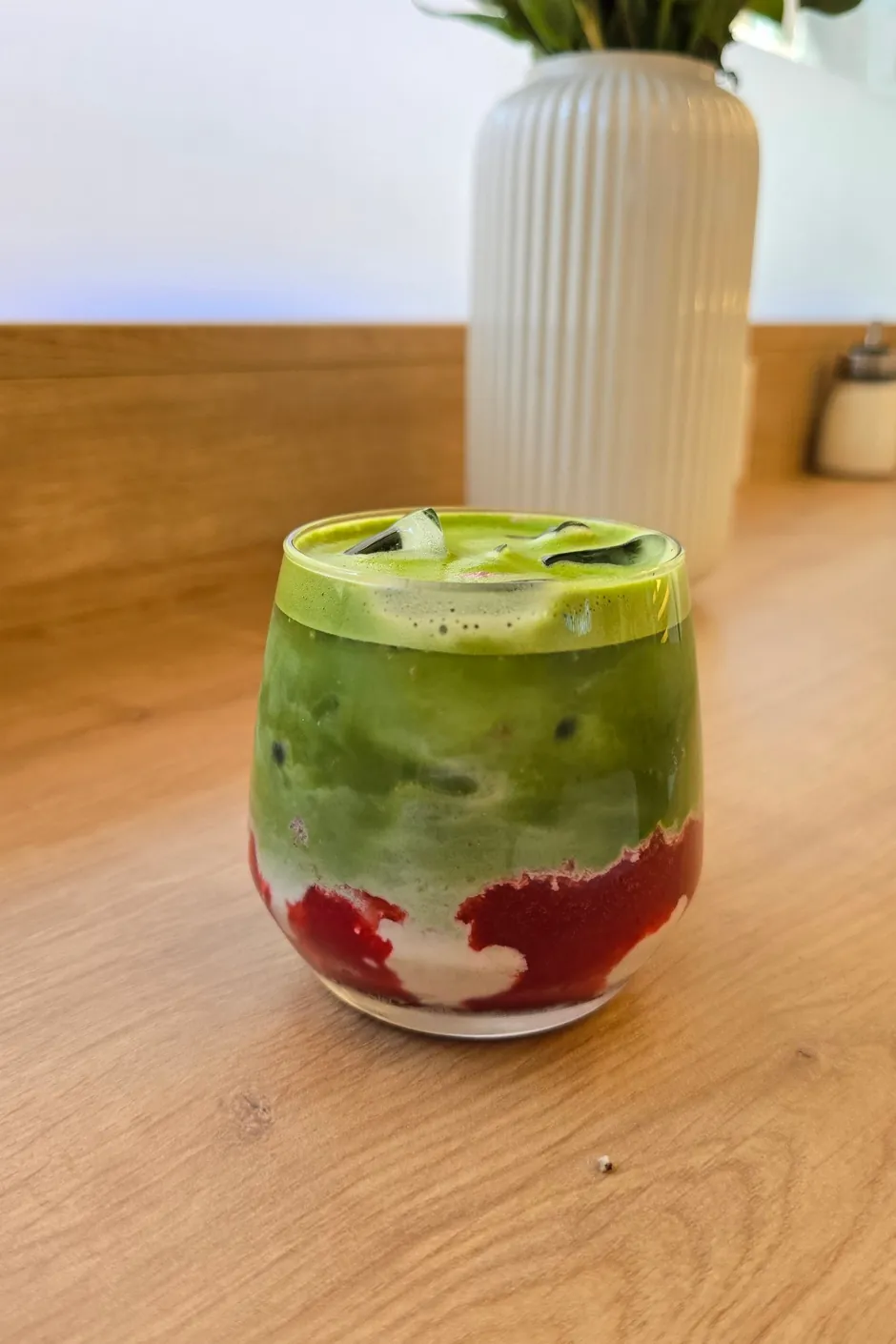 An iced matcha on a table at The Well Lab, CASA BOOST Eaux-Vives