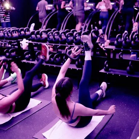 Travail au sol avec kettlebells dans la room Boost Fitness