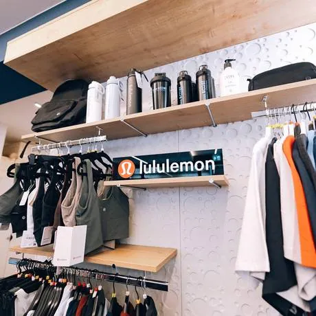 Corner de vêtements lululemon chez CASA BOOST
